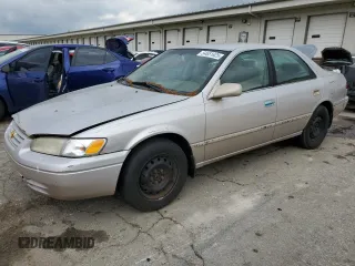 1997 Toyota Camry LE z VIN 4T1BF22K8VU037942, wystawiony jako Copart lot #54651625 z przebiegiem 214 339 mil mil oraz Szkoda całkowita • Salvage title. Historia ofert i sprzedaży dostępna na DreamBid. Obrazek 1.