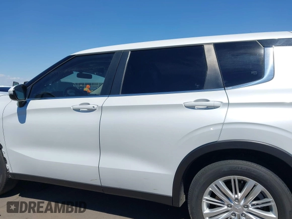 2023 Mitsubishi Outlander ES z VIN JA4J3TA89PZ021852, wystawiony jako IAAI lot #42216369 z przebiegiem 23 321 mil mil oraz . Historia ofert i sprzedaży dostępna na DreamBid. Obrazek 15.
