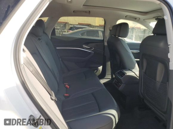 2022 Audi e-tron Premium z VIN WA1AAAGE0NB023860, wystawiony jako Copart lot #57395415 z przebiegiem 52 335 mil mil oraz Nie do naprawy. Historia ofert i sprzedaży dostępna na DreamBid. Obrazek 11.
