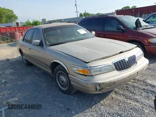 1997 Mercury Grand Marquis GS z VIN 2MELM74W3VX733062, wystawiony jako IAAI lot #42049668 z przebiegiem 135 399 mil mil oraz . Historia ofert i sprzedaży dostępna na DreamBid. Obrazek 1.