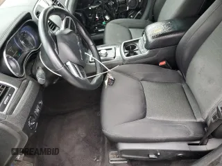 2018 Chrysler 300 Touring L z VIN 2C3CCAAG4JH317108, wystawiony jako Copart lot #55472305 z przebiegiem 70 977 mil mil oraz Szkoda całkowita • Salvage title. Historia ofert i sprzedaży dostępna na DreamBid. Obrazek 7.