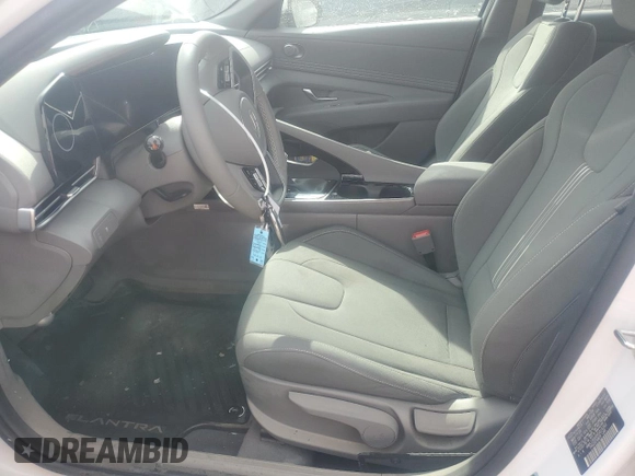 2024 Hyundai Elantra SEL z VIN KMHLS4DG0RU816262, wystawiony jako Copart lot #46448675 z przebiegiem 3 957 mil mil oraz Szkoda całkowita • Salvage title. Historia ofert i sprzedaży dostępna na DreamBid. Obrazek 7.