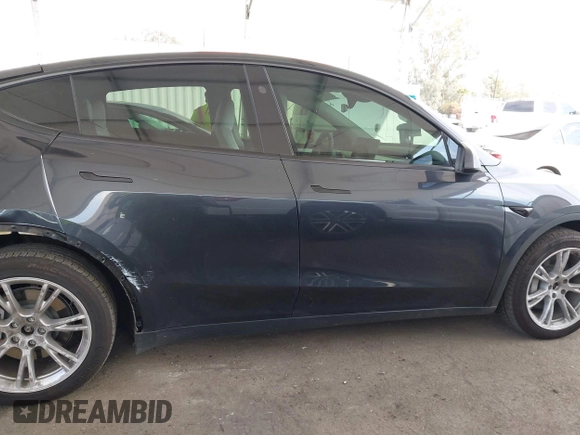 2024 Tesla Model Y Long Range z VIN 7SAYGDEE2RF069588, wystawiony jako IAAI lot #42024180 z przebiegiem 13 230 mil mil oraz . Historia ofert i sprzedaży dostępna na DreamBid. Obrazek 13.