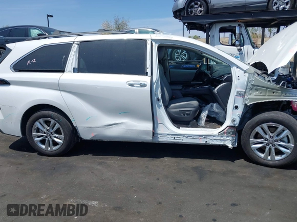 2024 Toyota Sienna XLE z VIN 5TDJSKFC9RS111099, wystawiony jako IAAI lot #42061708 z przebiegiem 15 741 mil mil oraz . Historia ofert i sprzedaży dostępna na DreamBid. Obrazek 19.