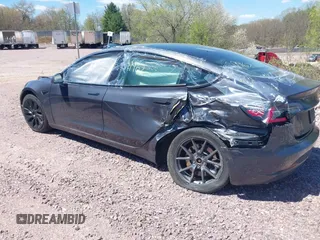 2022 Tesla Model 3 Long Range z VIN 5YJ3E1EB6NF260118, wystawiony jako IAAI lot #42139962 z przebiegiem 52 566 mil mil oraz . Historia ofert i sprzedaży dostępna na DreamBid. Obrazek 3.