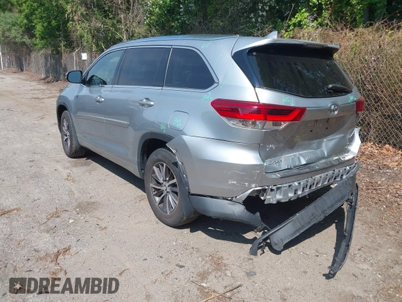 2018 Toyota Highlander SE z VIN 5TDJZRFH8JS526290, wystawiony jako IAAI lot #42393316 z przebiegiem 69 650 mil mil oraz . Historia ofert i sprzedaży dostępna na DreamBid. Obrazek 3.
