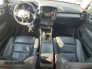 2023 Volvo XC40 Plus Dark Theme с VIN YV4L12UW0P2069853, выставлен на аукционе Copart как лот 57647985 с пробегом 16 252 миль миль и Списание • Salvage title. История ставок и продаж доступна на DreamBid. Изображение 8.