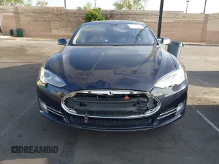 2014 Tesla Model S 60 z VIN 5YJSA1H11EFP30596, wystawiony jako IAAI lot #42235901 z przebiegiem 143 837 mil mil oraz . Historia ofert i sprzedaży dostępna na DreamBid. Obrazek 13.
