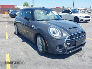 2020 MINI Hardtop Cooper S z VIN WMWXR5C06L2M16511, wystawiony jako IAAI lot #42303014 z przebiegiem 48 367 mil mil oraz . Historia ofert i sprzedaży dostępna na DreamBid. Obrazek 1.