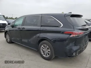 2021 Toyota Sienna LE z VIN 5TDKRKECXMS056186, wystawiony jako Copart lot #60854425 z przebiegiem 30 580 mil mil oraz Szkoda całkowita • Salvage title. Historia ofert i sprzedaży dostępna na DreamBid. Obrazek 2.