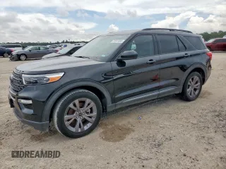 2022 Ford Explorer XLT z VIN 1FMSK7DH2NGC41211, wystawiony jako Copart lot #61841665 z przebiegiem 63 273 mil mil oraz Szkoda całkowita • Salvage title. Historia ofert i sprzedaży dostępna na DreamBid. Obrazek 1.