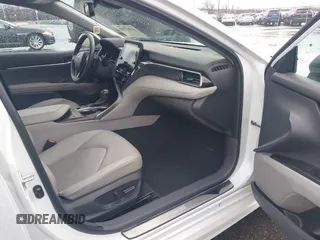 2022 Toyota Camry XSE z VIN 4T1K61AK2NU702362, wystawiony jako IAAI lot #41963393 z przebiegiem 13 541 mil mil oraz . Historia ofert i sprzedaży dostępna na DreamBid. Obrazek 5.
