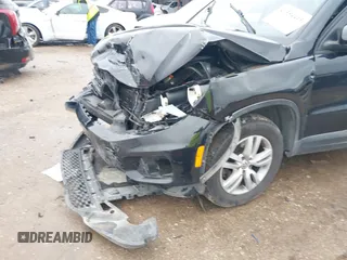 2016 Volkswagen Tiguan S z VIN WVGAV7AX5GW577538, wystawiony jako IAAI lot #41554415 z przebiegiem 94 233 mil mil oraz . Historia ofert i sprzedaży dostępna na DreamBid. Obrazek 6.