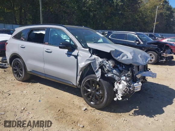 2023 Kia Sorento X-Line SX Prestige z VIN 5XYRKDLFXPG214202, wystawiony jako IAAI lot #40638311 z przebiegiem 19 871 mil mil oraz . Historia ofert i sprzedaży dostępna na DreamBid. Obrazek 1.