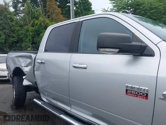 2010 Dodge 2500 SLT z VIN 3D7UT2CL9AG130789, wystawiony jako IAAI lot #42358839 z przebiegiem 128 802 mil mil oraz . Historia ofert i sprzedaży dostępna na DreamBid. Obrazek 13.