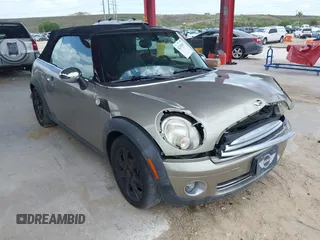 2010 MINI Convertible z VIN WMWMR3C52ATU97825, wystawiony jako IAAI lot #42349417 z przebiegiem 64 045 mil mil oraz . Historia ofert i sprzedaży dostępna na DreamBid. Obrazek 1.