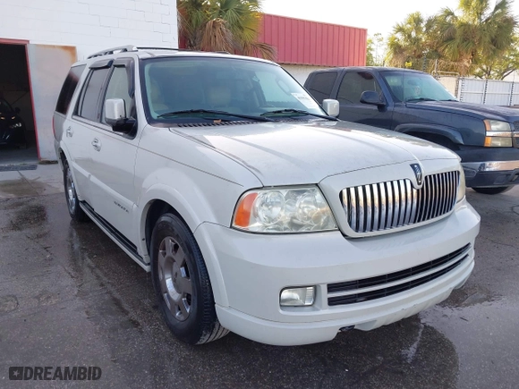2006 Lincoln Navigator Luxury with VIN 5LMFU27506LJ27861, listed as a IAAI auction lot 41957628 with 197,718 mi miles. Bid and sale history available at carsss.com. Image 1.