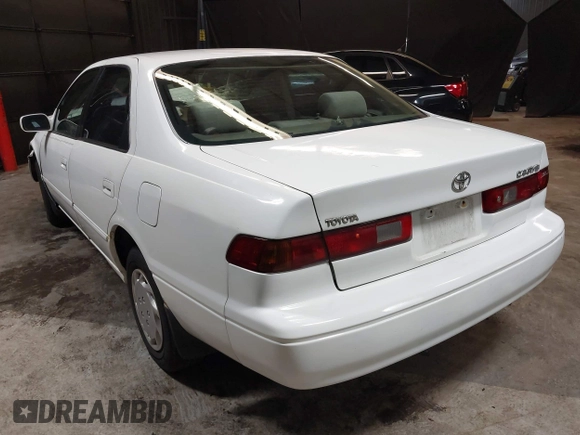 1999 Toyota Camry LE z VIN 4T1BG22K1XU888402, wystawiony jako IAAI lot #42483791 z przebiegiem 149 512 mil mil oraz . Historia ofert i sprzedaży dostępna na DreamBid. Obrazek 3.