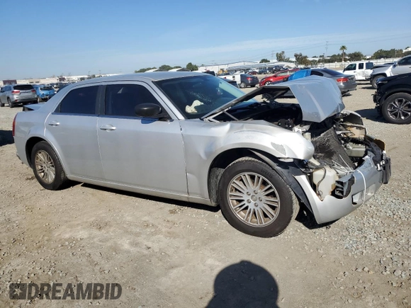 2009 Chrysler 300 LX z VIN 2C3KA43D79H505560, wystawiony jako Copart lot #45428795 z przebiegiem 49 295 mil mil oraz Szkoda całkowita • Salvage title. Historia ofert i sprzedaży dostępna na DreamBid. Obrazek 4.