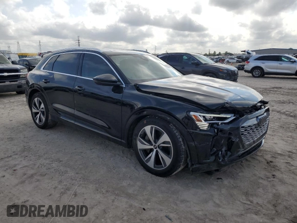 2024 Audi Q8 e-tron Premium Plus z VIN WA15AAGE4RB029832, wystawiony jako Copart lot #79555074 z przebiegiem 12 722 mil mil oraz Szkoda całkowita • Salvage title. Historia ofert i sprzedaży dostępna na DreamBid. Obrazek 4.