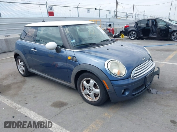 2009 MINI Hardtop z VIN WMWMF33569TW77166, wystawiony jako IAAI lot #42120132 z przebiegiem 150 291 mil mil oraz . Historia ofert i sprzedaży dostępna na DreamBid. Obrazek 1.