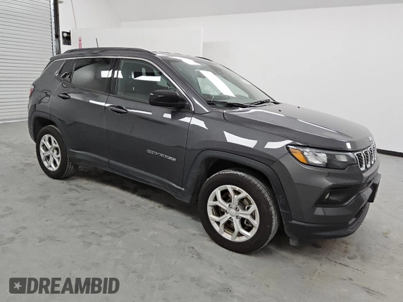 2024 Jeep Compass Latitude z VIN 3C4NJDBN5RT173984, wystawiony jako Copart lot #54627585 z przebiegiem 19 427 mil mil oraz Czysty tytuł • Clean title. Historia ofert i sprzedaży dostępna na DreamBid. Obrazek 4.