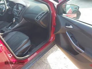 2014 Ford Focus Titanium z VIN 1FADP3N22EL381967, wystawiony jako IAAI lot #42782495 z przebiegiem 160 503 mil mil oraz . Historia ofert i sprzedaży dostępna na DreamBid. Obrazek 5.