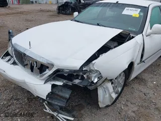 2008 Lincoln Town Car Limited with VIN 2LNHM82V48X636704, listed as a IAAI auction lot 40785100 with 232,251 mi miles. Bid and sale history available at carsss.com. Image 12.