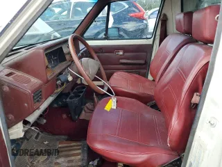 1983 Volkswagen Rabbit z VIN 1V1KG0170DV038002, wystawiony jako Copart lot #79815264 z przebiegiem 147 480 mil mil oraz Szkody całkowita. Historia ofert i sprzedaży dostępna na DreamBid. Obrazek 7.
