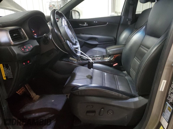 2016 Kia Sorento SXL z VIN 5XYPKDA10GG010538, wystawiony jako Copart lot #52142825 z przebiegiem 82 466 mil mil oraz Czysty tytuł • Clean title. Historia ofert i sprzedaży dostępna na DreamBid. Obrazek 7.