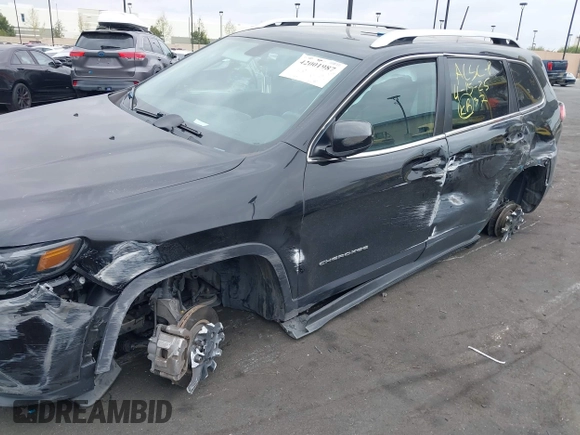 2019 Jeep Cherokee Latitude Plus z VIN 1C4PJLLB7KD129696, wystawiony jako IAAI lot #42001987 z przebiegiem 94 366 mil mil oraz . Historia ofert i sprzedaży dostępna na DreamBid. Obrazek 12.