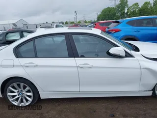 2018 BMW 3 Series 320i xDrive z VIN WBA8E5G5XJNU47665, wystawiony jako IAAI lot #42332838 z przebiegiem 97 821 mil mil oraz . Historia ofert i sprzedaży dostępna na DreamBid. Obrazek 13.