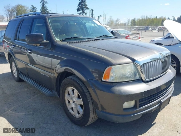 2005 Lincoln Navigator Luxury with VIN 5LMFU27535LJ04900, listed as a IAAI auction lot 42050316 with 293,904 mi miles. Bid and sale history available at carsss.com. Image 1.