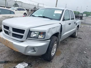 2010 Dodge Dakota Bighorn/Lonestar z VIN 1D7CW3GK4AS140049, wystawiony jako IAAI lot #42231805 z przebiegiem 149 489 mil mil oraz . Historia ofert i sprzedaży dostępna na DreamBid. Obrazek 2.
