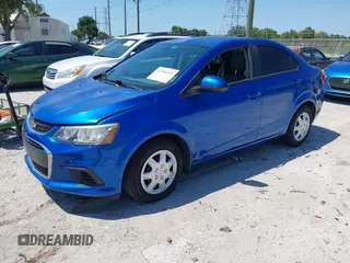 2017 Chevrolet Sonic LS z VIN 1G1JB5SH3H4175533, wystawiony jako IAAI lot #42296259 z przebiegiem 89 348 mil mil oraz . Historia ofert i sprzedaży dostępna na DreamBid. Obrazek 2.