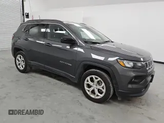 2024 Jeep Compass Latitude z VIN 3C4NJDBN5RT173984, wystawiony jako Copart lot #54627585 z przebiegiem 19 427 mil mil oraz Czysty tytuł • Clean title. Historia ofert i sprzedaży dostępna na DreamBid. Obrazek 4.