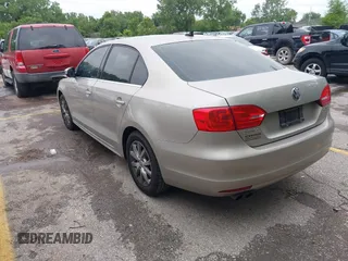 2013 Volkswagen Jetta SE z VIN 3VWDX7AJ2DM255858, wystawiony jako IAAI lot #42306203 z przebiegiem 221 309 mil mil oraz . Historia ofert i sprzedaży dostępna na DreamBid. Obrazek 3.