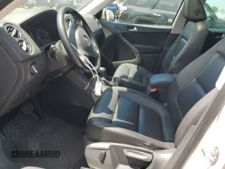 2012 Volkswagen Tiguan SE z VIN WVGAV7AX5CW546378, wystawiony jako Copart lot #58186695 z przebiegiem 67 483 mil mil oraz Szkoda całkowita • Salvage title. Historia ofert i sprzedaży dostępna na DreamBid. Obrazek 7.