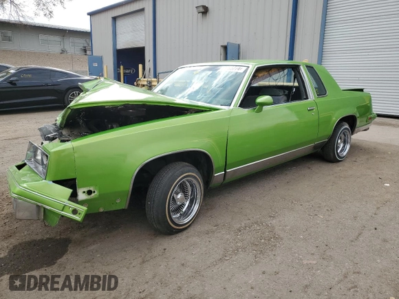 1981 Oldsmobile Cutlass z VIN 1G3AR47F1BR483296, wystawiony jako Copart lot #76765774 z przebiegiem 34 550 mil mil oraz Szkody całkowita. Historia ofert i sprzedaży dostępna na DreamBid. Obrazek 1.