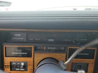 1984 Cadillac Eldorado z VIN 1G6AL5783EE654296, wystawiony jako Copart lot #74945374 z przebiegiem 37 040 mil mil oraz Szkody całkowita. Historia ofert i sprzedaży dostępna na DreamBid. Obrazek 9.