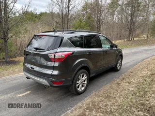 2018 Ford Escape SE z VIN 1FMCU9GD9JUB85704, wystawiony jako Copart lot #57363735 z przebiegiem 136 440 mil mil oraz Czysty tytuł • Clean title. Historia ofert i sprzedaży dostępna na DreamBid. Obrazek 4.