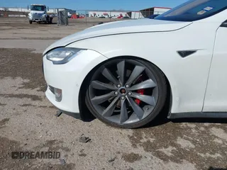 2015 Tesla Model S 85D with VIN 5YJSA1H48FF082038, listed as a IAAI auction lot 41712242 with 58,297 mi miles. Bid and sale history available at carsss.com. Image 6.