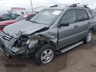 2008 Kia Sportage LX z VIN KNDJF724487496001, wystawiony jako IAAI lot #42147612 z przebiegiem 155 472 mil mil oraz . Historia ofert i sprzedaży dostępna na DreamBid. Obrazek 2.