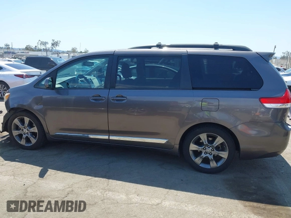 2013 Toyota Sienna LE AAS z VIN 5TDKK3DCXDS328201, wystawiony jako IAAI lot #42773579 z przebiegiem 106 890 mil mil oraz . Historia ofert i sprzedaży dostępna na DreamBid. Obrazek 15.