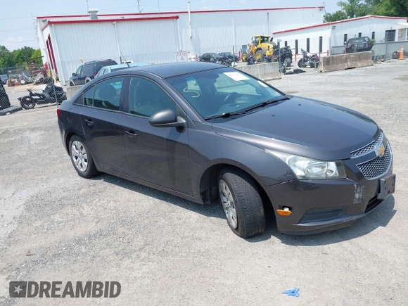 2014 Chevrolet Cruze LS z VIN 1G1PA5SG7E7143313, wystawiony jako IAAI lot #42435636 z przebiegiem Nie podano mil oraz . Historia ofert i sprzedaży dostępna na DreamBid. Obrazek 1.