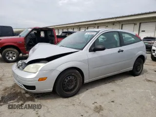 2007 Ford Focus S z VIN 1FAFP31N67W299458, wystawiony jako Copart lot #52703425 z przebiegiem 231 936 mil mil oraz Szkody całkowita. Historia ofert i sprzedaży dostępna na DreamBid. Obrazek 1.
