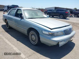 1996 Mercury Grand Marquis GS z VIN 2MELM74W3TX648820, wystawiony jako IAAI lot #42353201 z przebiegiem 125 063 mil mil oraz . Historia ofert i sprzedaży dostępna na DreamBid. Obrazek 1.