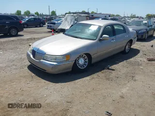 1999 Lincoln Town Car Signature z VIN 1LNHM82WXXY678088, wystawiony jako IAAI lot #42097845 z przebiegiem 174 561 mil mil oraz . Historia ofert i sprzedaży dostępna na DreamBid. Obrazek 2.