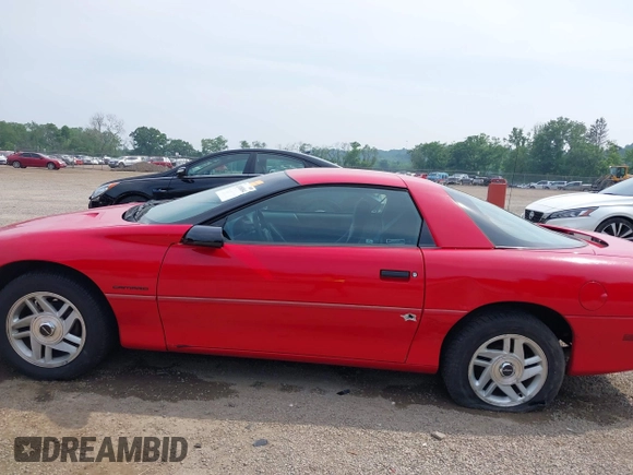 1993 Chevrolet Camaro z VIN 2G1FP22S4P2103696, wystawiony jako IAAI lot #42498084 z przebiegiem 64 393 mil mil oraz . Historia ofert i sprzedaży dostępna na DreamBid. Obrazek 15.
