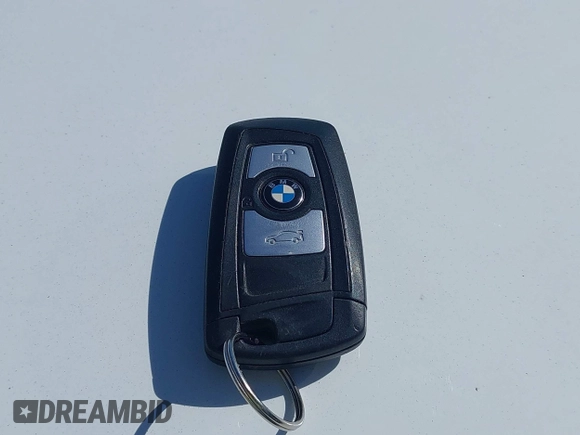 2015 BMW 3 Series 328i xDrive z VIN WBA3B5C52FF962217, wystawiony jako IAAI lot #42381116 z przebiegiem 72 777 mil mil oraz . Historia ofert i sprzedaży dostępna na DreamBid. Obrazek 11.